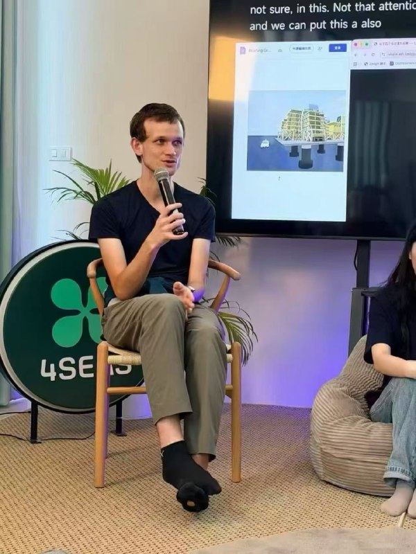 Создатель Ethereum Виталик Бутерин ведёт лекции о крипте в дырявых носках. 

На кошельке у мужика се