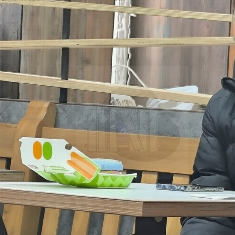 ГОЛУБЫЕ бургеры завезут во Вкусно  и точка. Новинку уже затизерили в одном из ресторанов Москвы, а с