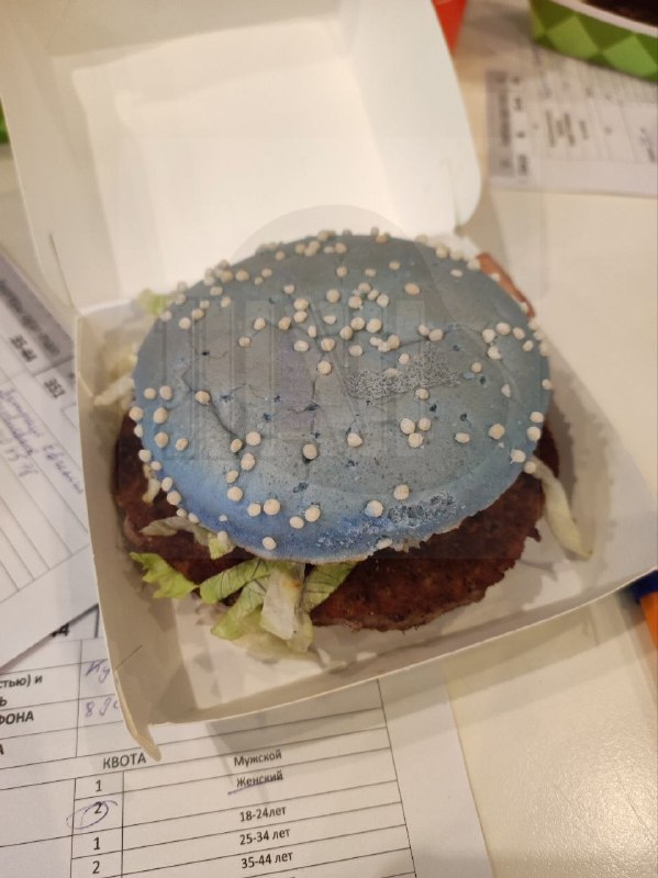 Показываем первые фотки ГОЛУБЫХ бургеров из Вкусно  и точка. Ими поделились наши любимые подписчики.