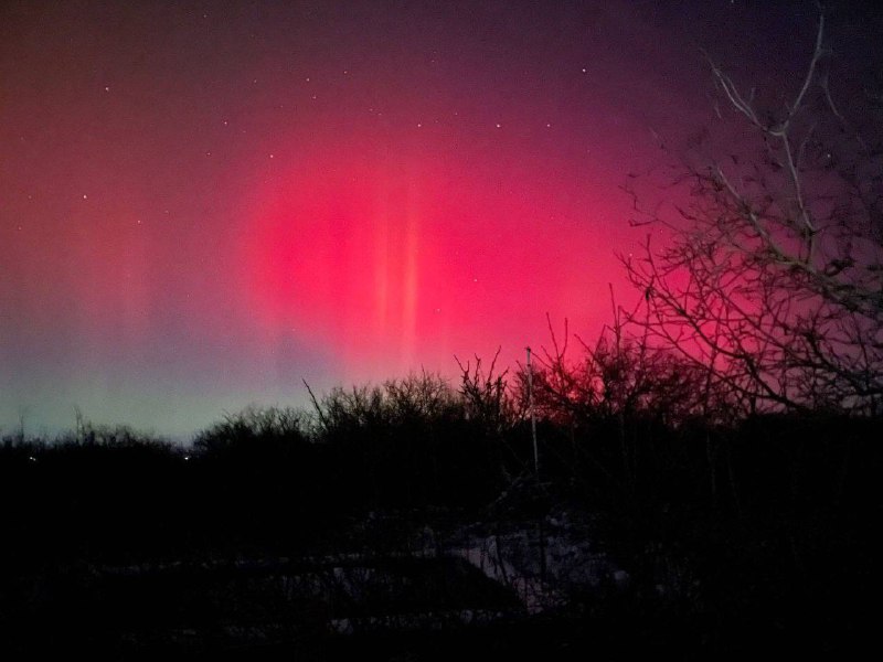 Началось МЕГАСЕВЕРНОЕ сияние по всей России из-за взрыва на Солнце  прямо сейчас шикарно видно над М