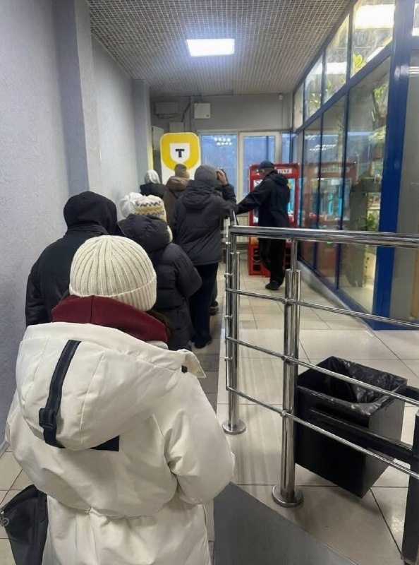 Платёжная система рухнула в России  люди массово стоят в очередях к банкоматам, чтобы снять наличку.