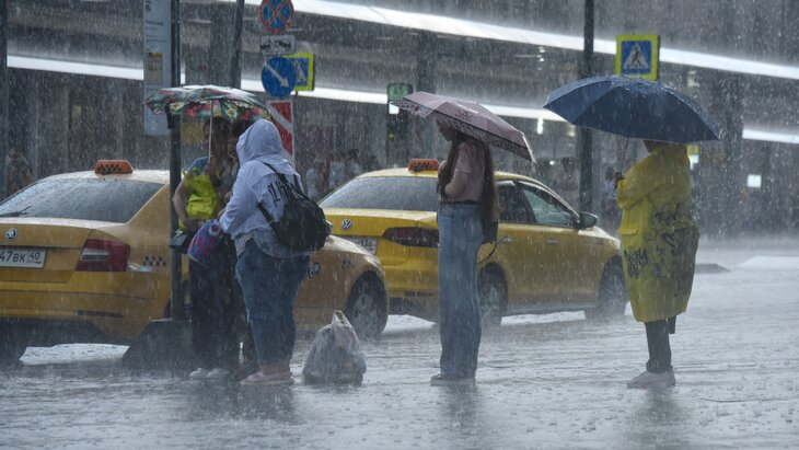 Жуткий ливень, дубак и сильнейший ветер обрушатся на Москву уже в воскресенье. 

Температура при это
